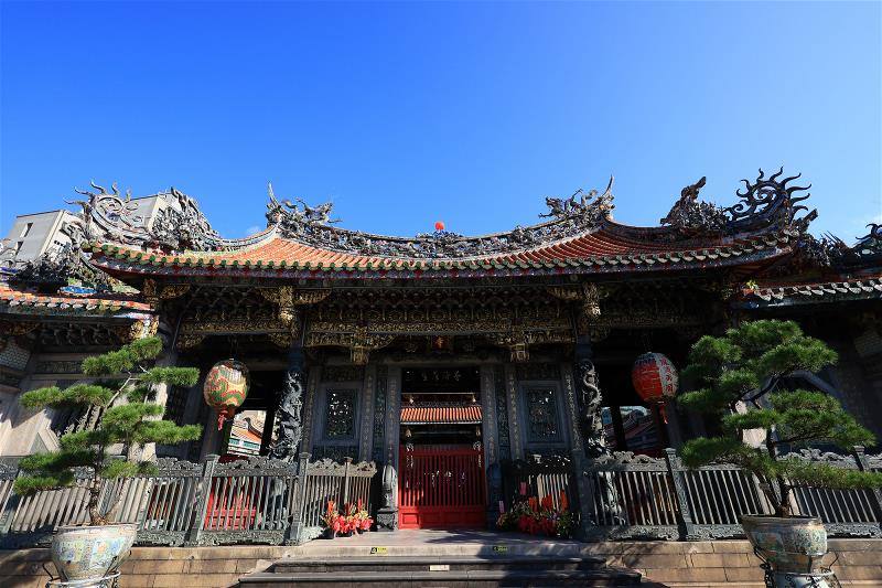 Taipei’s Longshan Temple, the most famous temple in Taiwan, is dedicated to the Bodhisattva Guanyin. It is a must-see destination for foreign visitors to Taipei