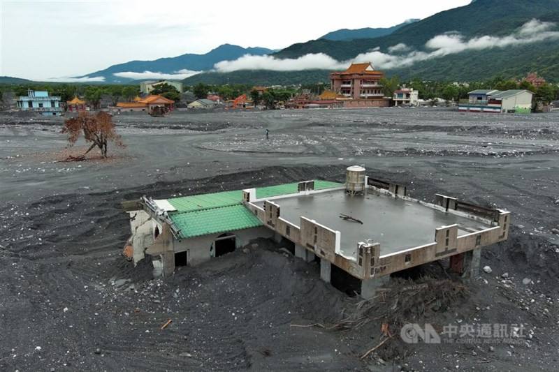 A house in Hualien County's Guangfu Township gets inundated with mud after the Matai'an Creek barrier lake overflowed and caused floods in September. CNA file photo