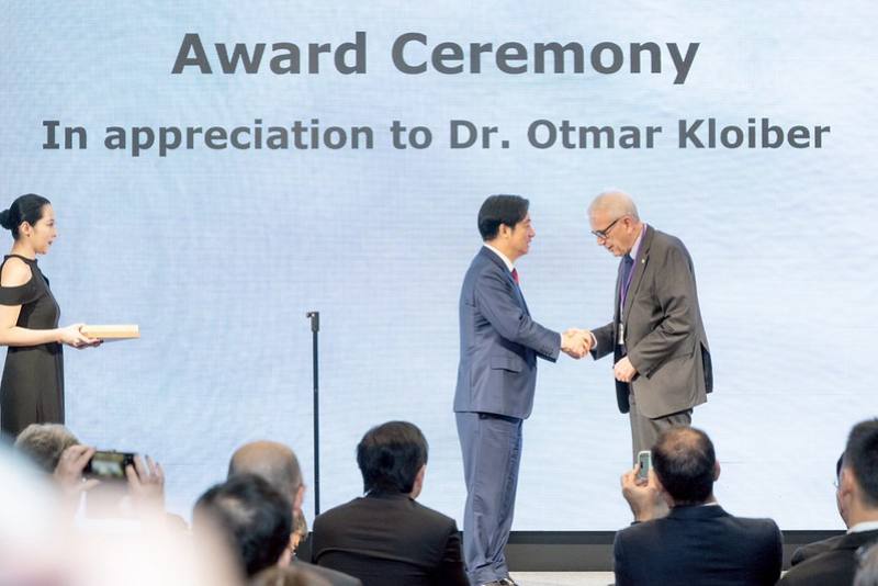 President Lai shakes hands with World Medical Association Secretary General Otmar Kloiber.