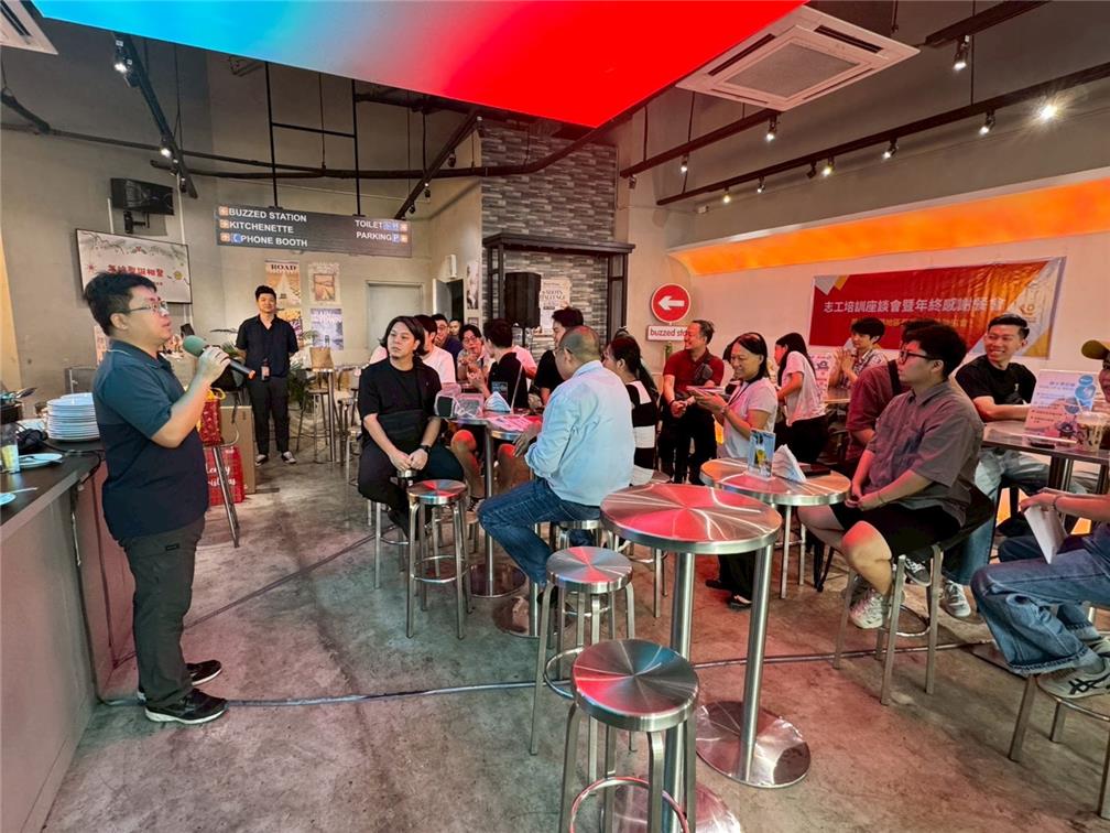 協會會員於志工培訓座談會中分享實際參與急難救助的第一線經驗，交流救助流程與服務心得，協助志工精進應變能力。