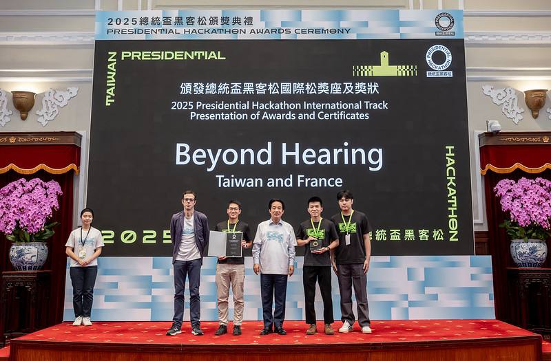 President Lai presents awards and certificates to the winning teams.