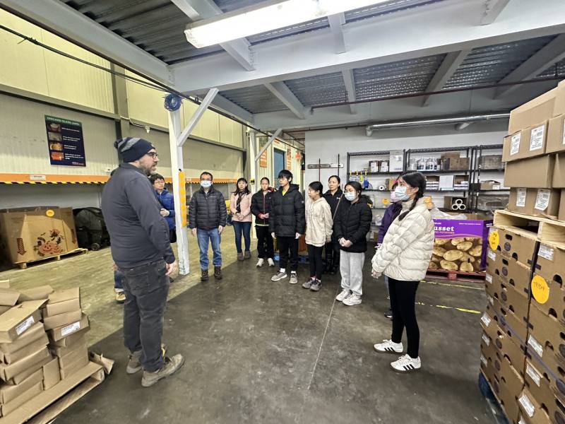 A Regional Food Bank worker explains the food bank and volunteer rules to FASCA members.