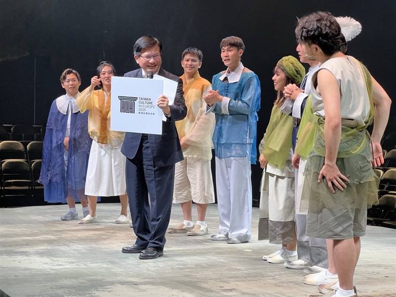 Foreign Minister Lin Chia-lung (third right). Photo courtesy of the Ministry of Foreign Affairs