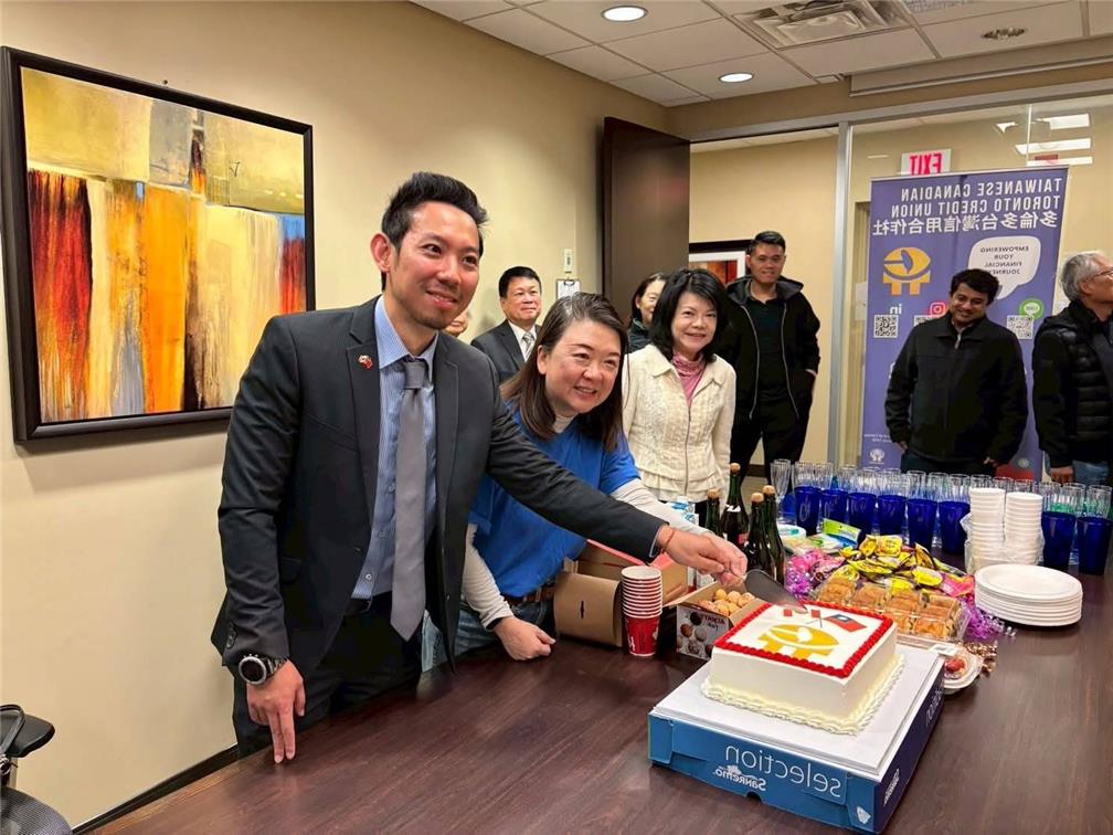 At the opening event of the Mississauga Branch of the Taiwanese Canadian Toronto Credit Union Ltd., Rob and manager Sandra Lu took part in the cake-cutting ceremony.