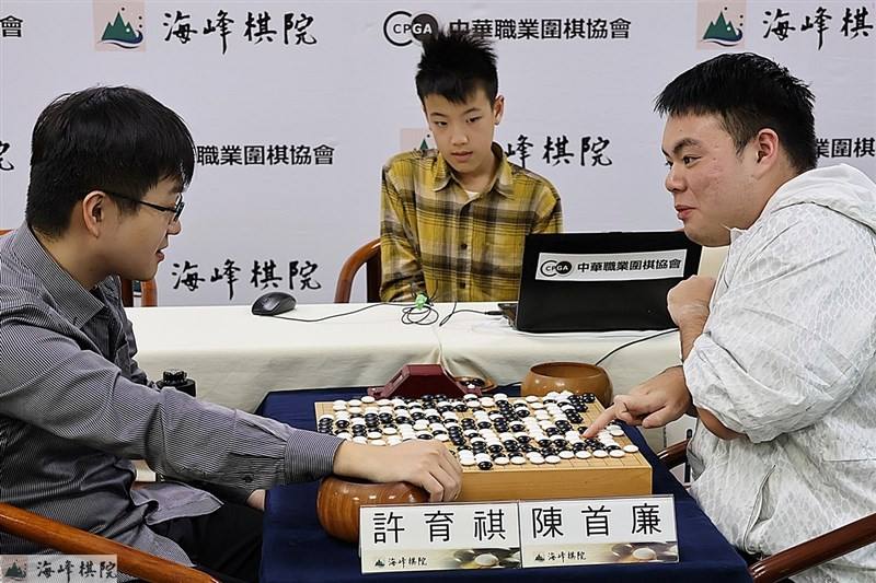 Chen Shou-lien (right) plays against Hsu Yu-chi at the inaugural Rising Dragon Cup in Taipei on Monday. Photo courtesy of the Haifong Go Association
