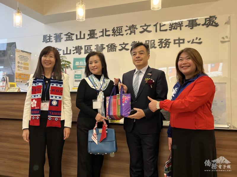 Sponsor Fashion City representative with VIPs