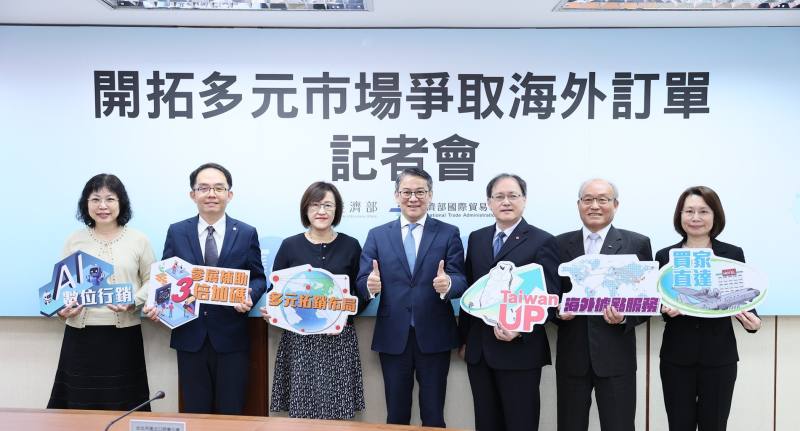 Director General William Liu of TITA posed with the secretaries general of TAITRA and IEAT, along with advisory team members.