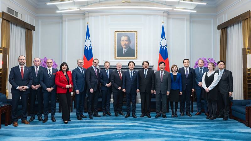 President Lai poses for a photo with a delegation from the European Parliament.