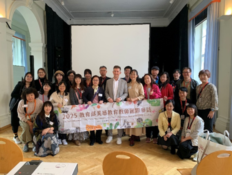 The visiting teachers, with Mr. Thomas Grubhofer, the principal of BORG Hegelgasse, and Dr. Elisa Hsiang-Yueh Wang.