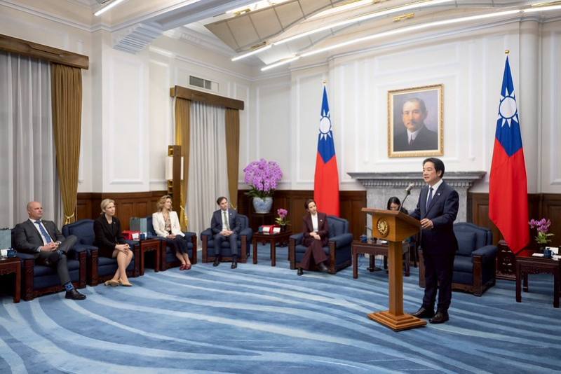 President Lai meets with a Canadian parliamentary delegation.