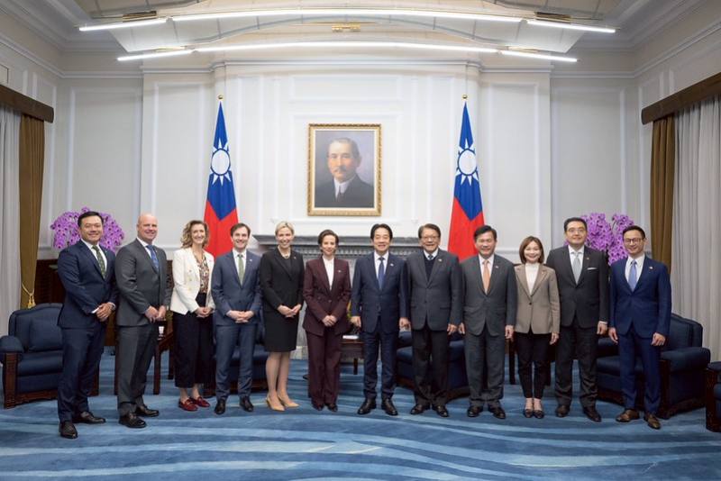 President Lai poses for a photo with a Canadian parliamentary delegation.