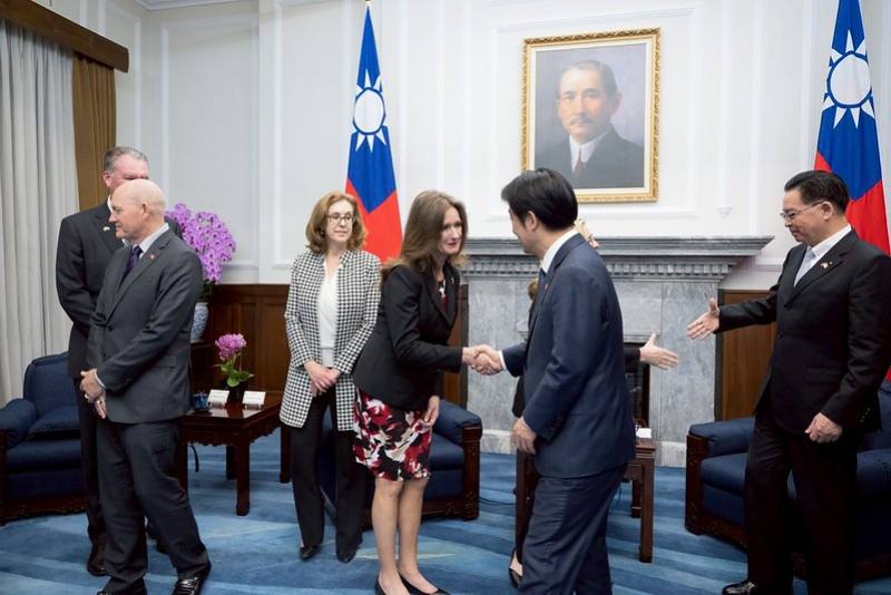 President Lai Ching-te shakes hands with the distinguished guest.