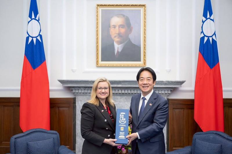 President Lai poses for a photo with Mayor of the City of Phoenix, Arizona Kate Gallego.