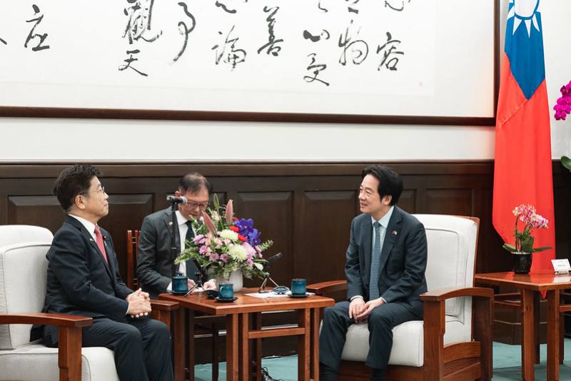 President Lai exchanges views with Member of the Japanese House of Representatives Kato Katsunobu.