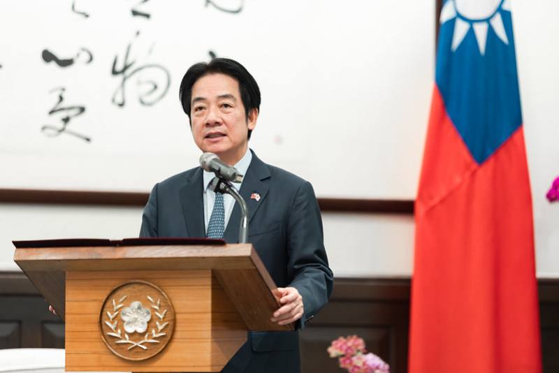 President Lai adderesses a delegation led by Member of the Japanese House of Representatives and former Chief Cabinet Secretary Kato Katsunobu.