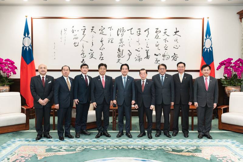 President Lai poses for a photo with a delegation led by Member of the Japanese House of Representatives and former Chief Cabinet Secretary Kato Katsunobu.