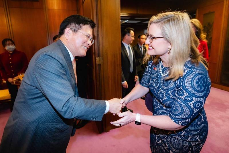 Minister Lin and Mayor Gallego shake hands as they greet one another