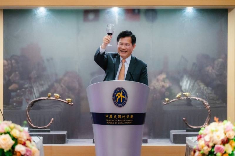 Minister Lin raises a toast during his speech to welcome the delegation led by Mayor Gallego
