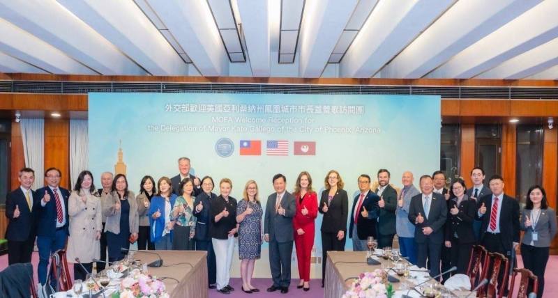 Minister Lin (12th right), Mayor Gallego (13th right), and other guests pose for a group photo