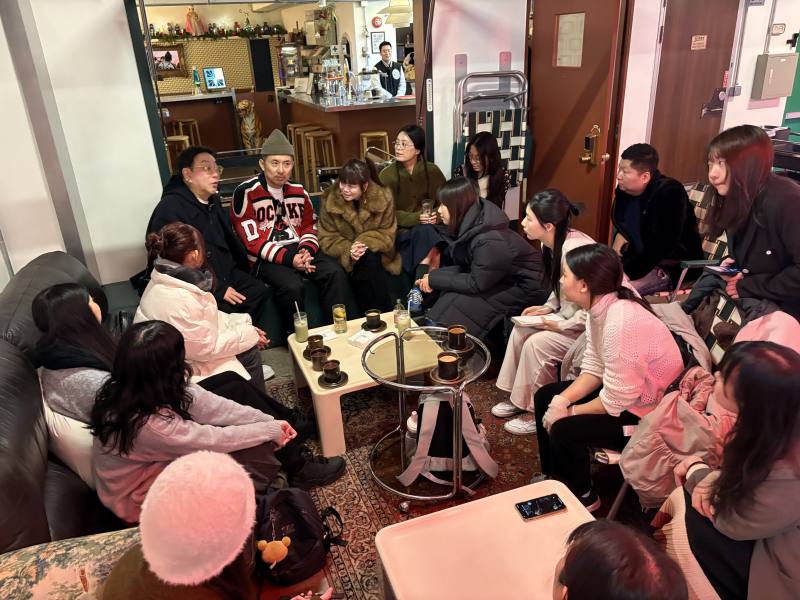 Participants listen to first-hand insights from Seoul's fashion industry.