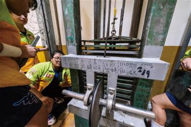 Teams that break records in group training can sign their names on the machine to leave a record of their achievements.