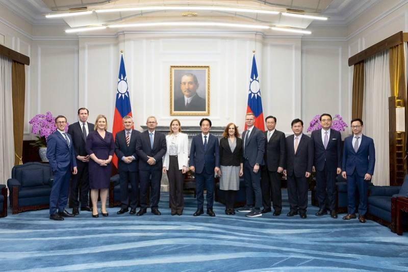 President Lai poses for a photo with a transatlantic delegation from the German Marshall Fund.