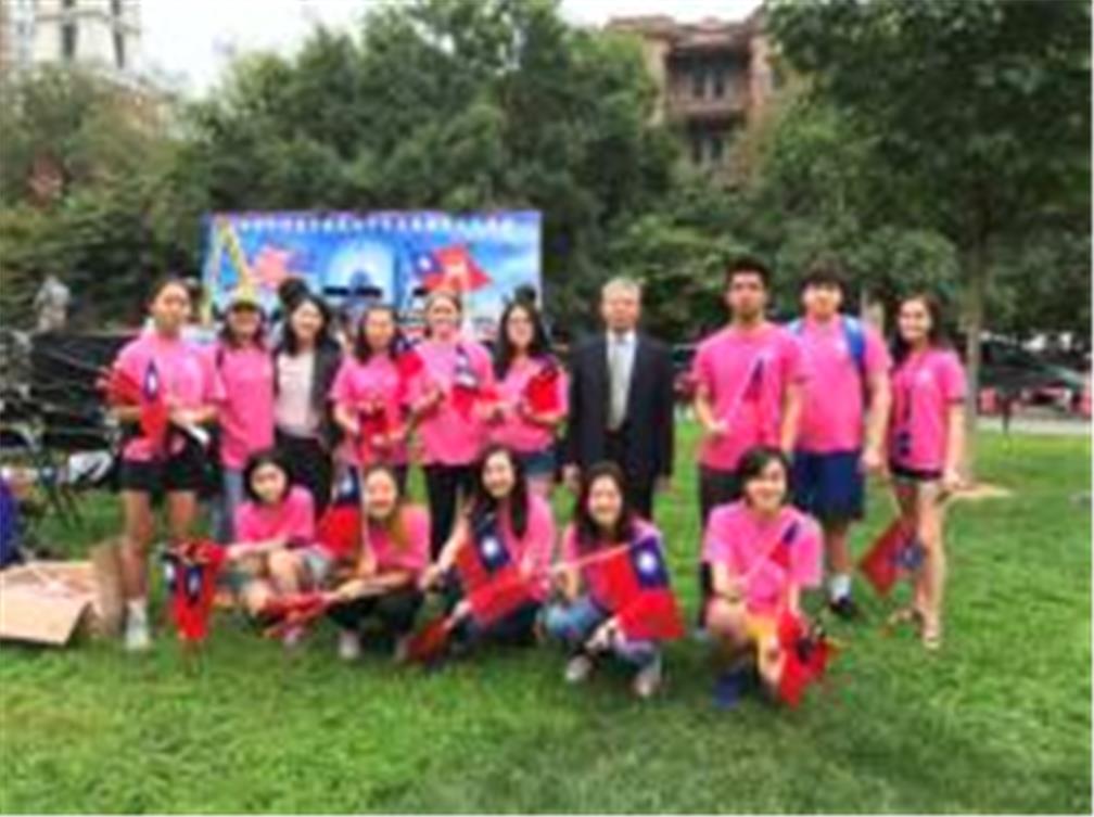 中心安排12位FASCA志工協助美京中華會館於10月7日上午在華埠舉行「雙十國慶升旗典禮」。