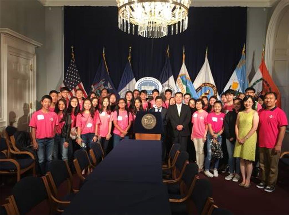 中心8月3日帶領搭僑計畫學員與FASCA紐約分會及紐澤西分會33位學員共同參訪紐約市議會，受到顧雅明市議員的熱情接待，顧雅明議員鼓勵青年勇於參政投入主流社會爭取華裔權益。