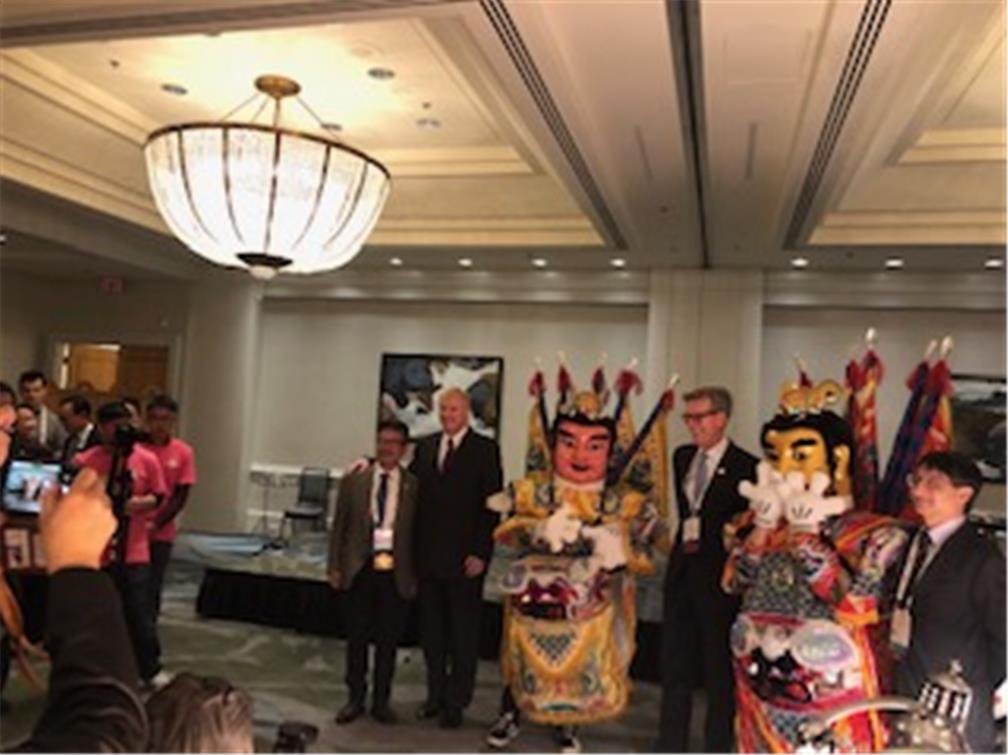 青年志工於「美國牙周病醫學年會」協助會場佈置 、分送紀念品及扮演「三太子」，並向現場外賓 宣揚臺灣文化，促進國民外交。