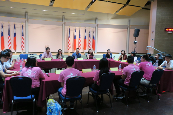 FASCA學員與參與搭僑計畫的臺灣學員及臺美 專業青年聯誼會(TAP)在芝加哥華僑文教中心舉辦 交流會，就在美臺求學經驗、未來就職及展望、在 美國生活和族群認知等議題上交流學習。
