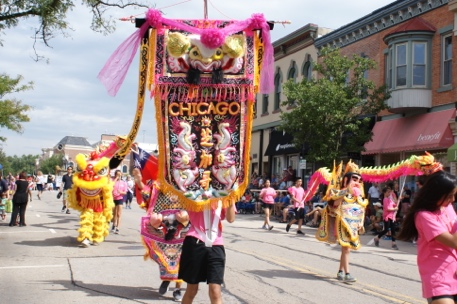 FASCA學員參加於芝加哥西郊瑞伯城舉行之勞工 節遊行。於遊行中沿途表演三太子，雙龍搶珠， 雙獅獻瑞表演，傳揚臺灣文化，介紹中華民國臺灣 給美國主流社會。