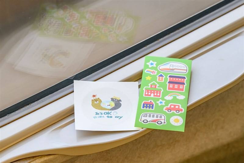 A set of stickers is displayed on a THSR train to remind children that "It's OK to cry" on trains. Photo courtesy of THSR