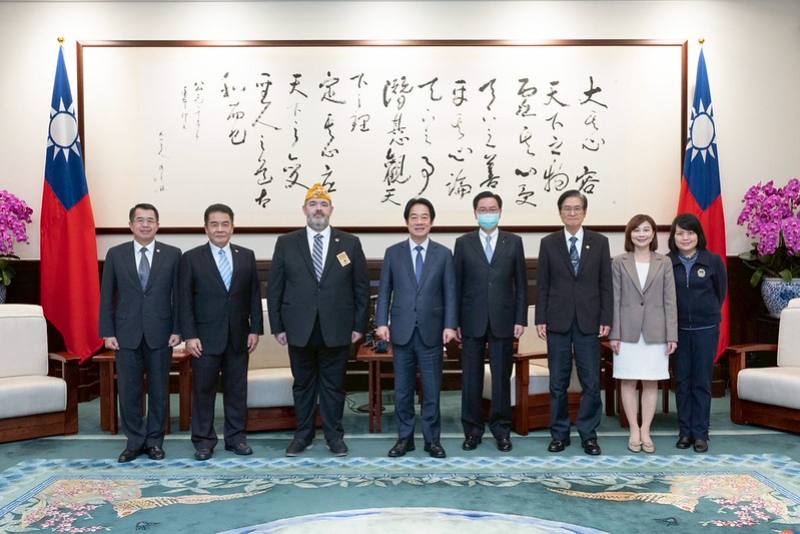 President Lai poses for a photo with American Veterans National Commander Paul Shipley.