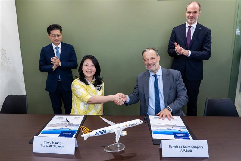 Tigerair Taiwan Chairwoman Huang Shih-hui (front left) shakes hands with Airbus Senior Vice President of Sales Benoît de Saint-Exupéry on securing the purchase. Photo courtesy of Tigerair Taiwan Feb. 4, 2025