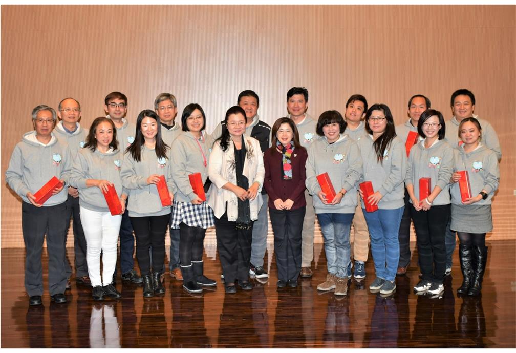Overseas compatriot student counselors who shared their experiences at the symposium take photo with OCAC Deputy Minister Tien and Department of Student Affairs Director-General Chuang.