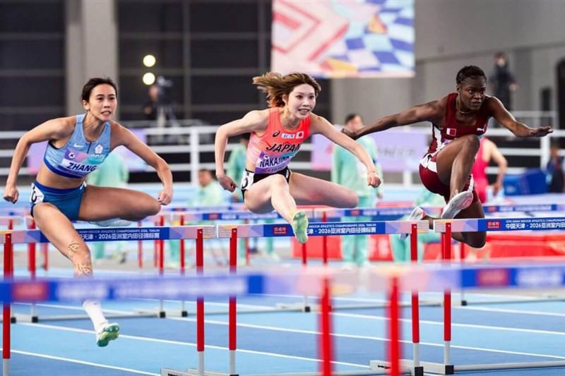 Zhang Bo-ya (left) competes in the women’s 60-meter hurdles final on Sunday. Photo courtesy of Studio Horizon / Yuet Li