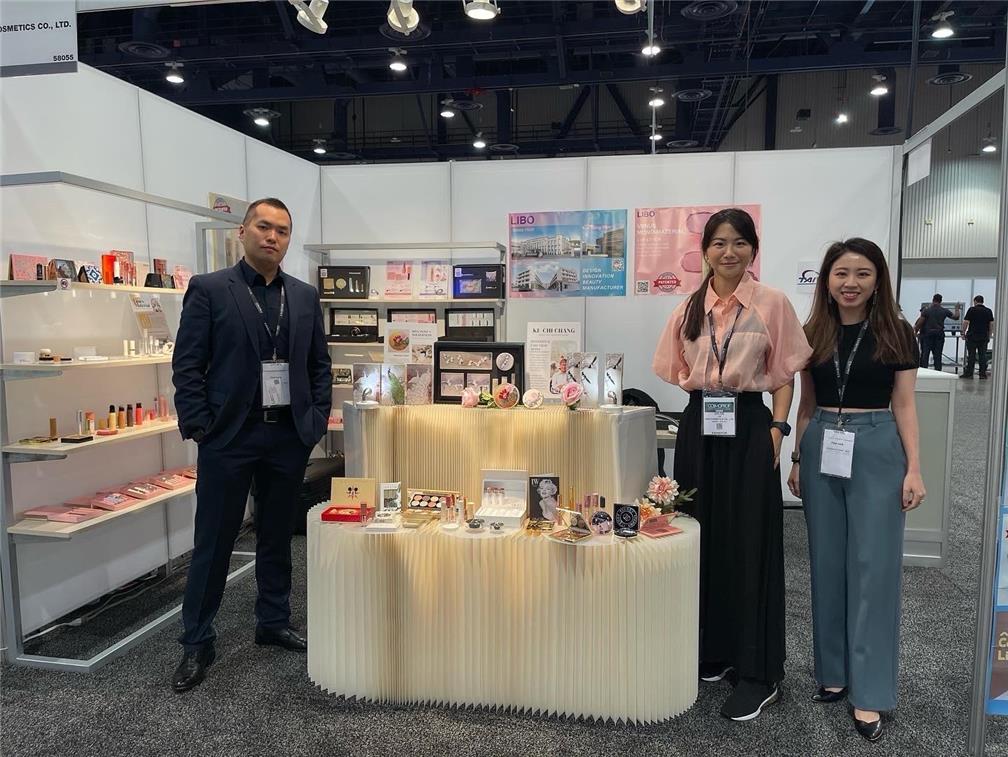 George Chen (left) leads his team in participating in international beauty and packaging exhibitions.