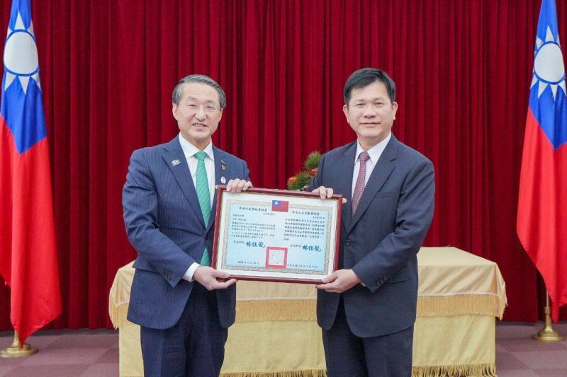Minister Lin bestows upon Governor Hirai the Friend of Foreign Service Medal