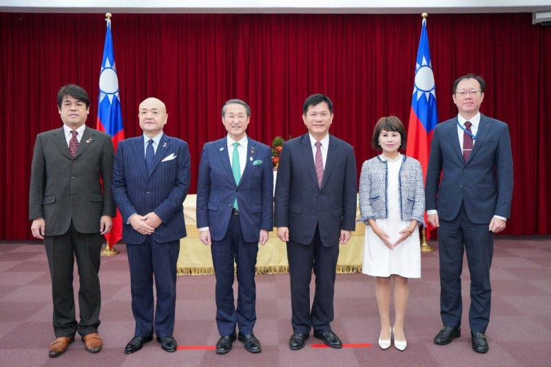 Minister Lin (third right), Governor Hirai (third left), and others pose for a photo