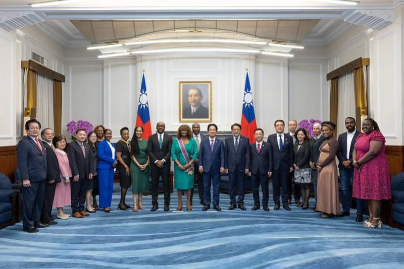 President Lai poses for a photo with Saint Vincent and the Grenadines Ambassador Andrea Clare Bowman.