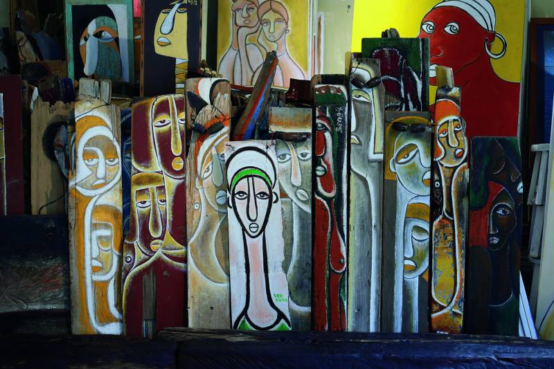 The many driftwood paintings in Yang Shu-sen’s studio give the impression of a beautiful community. The people in the works seem to be murmuring to each other.