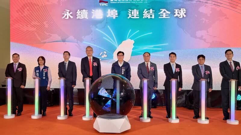 Kaohsiung Mayor Chen Chi-mai (center) and dignitaries pose for a picture at the Port of Kaohsiung on Wednesday. CNA photo Feb. 25, 2026