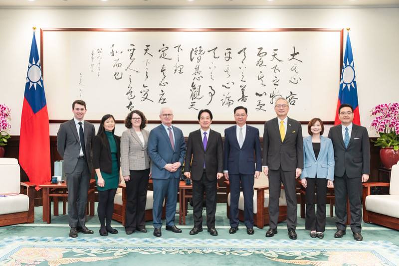 President Lai poses for a group photo with a delegation from Semiconductor Industry Association.