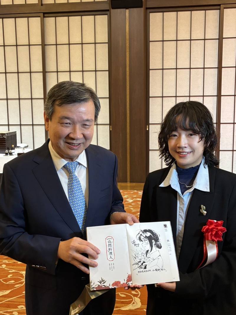 Representative Lee Yi-yang (left) and comic artist Nananrih