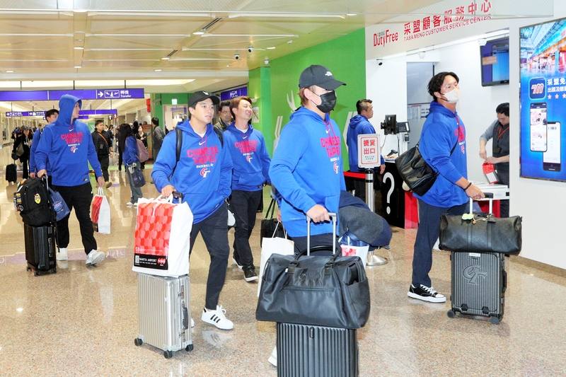 Members of Taiwan's 2026 World Baseball Classic team arrive at the Taiwan Taoyuan International Airport on Wednesday morning. CNA photo March 11,