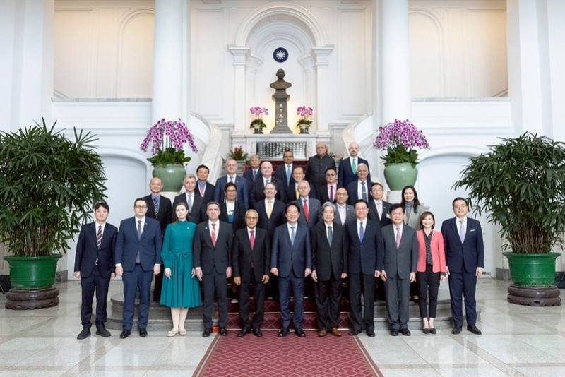 President Lai poses for a photo with participants in the 2026 Yushan Forum.