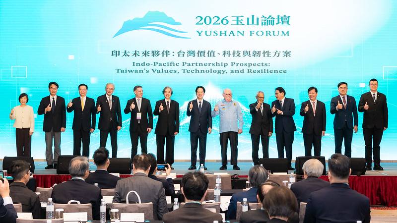 President Lai poses for a photo with attendees at the 2026 Yushan Forum.