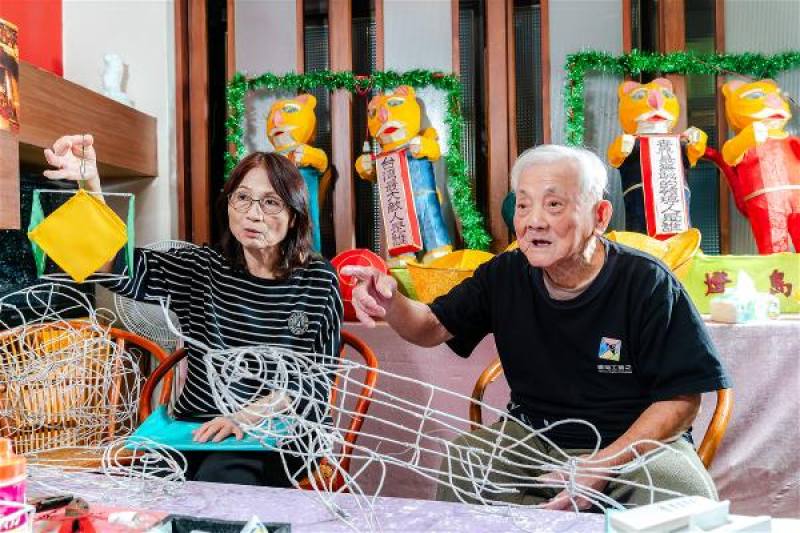 Hsiao’s daughter Hsiao Tsai-ching (left) is also a lantern artist, learning by constant exposure to her father’s work from a young age. Father and daughter can reminisce about hurrying to make lanterns in time for festivals in days gone by.​​