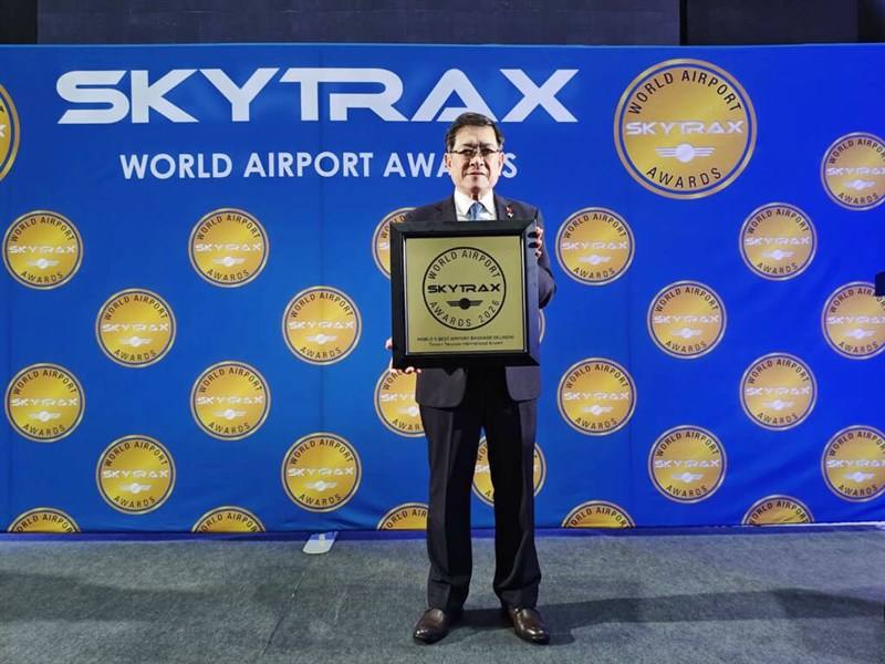 Chairman of Taoyuan International Airport Corporation Yang Wei-fuu accepts the "World's Best Airport Baggage Delivery" award from Skytrax on behalf of the airport at a ceremony in London on Wednesday. Photo courtesy of Taoyuan International Airport Corpor