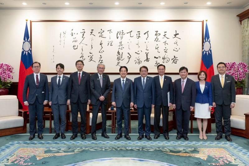 President Lai poses for a photo with Japan-ROC Diet Members’ Consultative Council Chairman Furuya Keiji.
